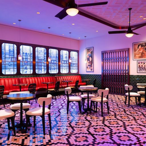 「大堂酒廊」室內設計參照5、60年代老澳門風格擺設，重現浪漫懷舊情懷。澳門葡京人酒店提供
