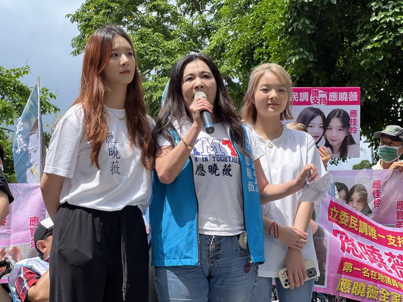 台北市議員應曉薇（中）偕2個女兒出席「參選立委誓師大會」，還強調要交棒給年輕人。記者鍾維軒／攝影