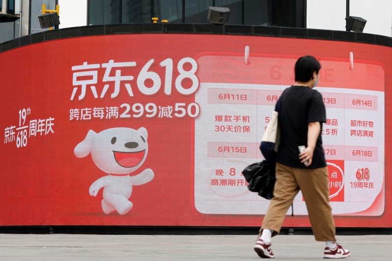 疫情解封後，中國消費復甦力道會疲弱多久？今年618購物節就是第一道觀察指標。圖為2022年北京街頭的618電商廣告看板。路透