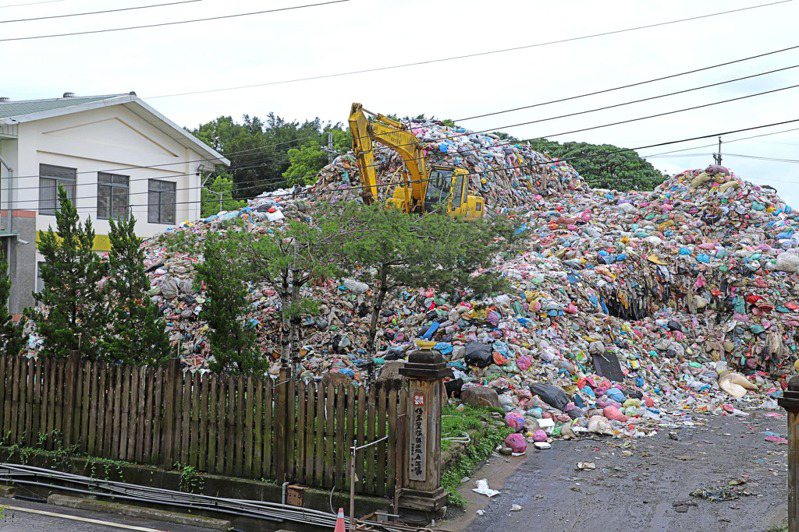 埔里鎮垃圾累積4千公噸，垃圾山和清潔隊辦公室一樣高，也讓清潔隊員每天與垃圾、惡臭為伴，苦不堪言。圖／縣議員陳宜君提供