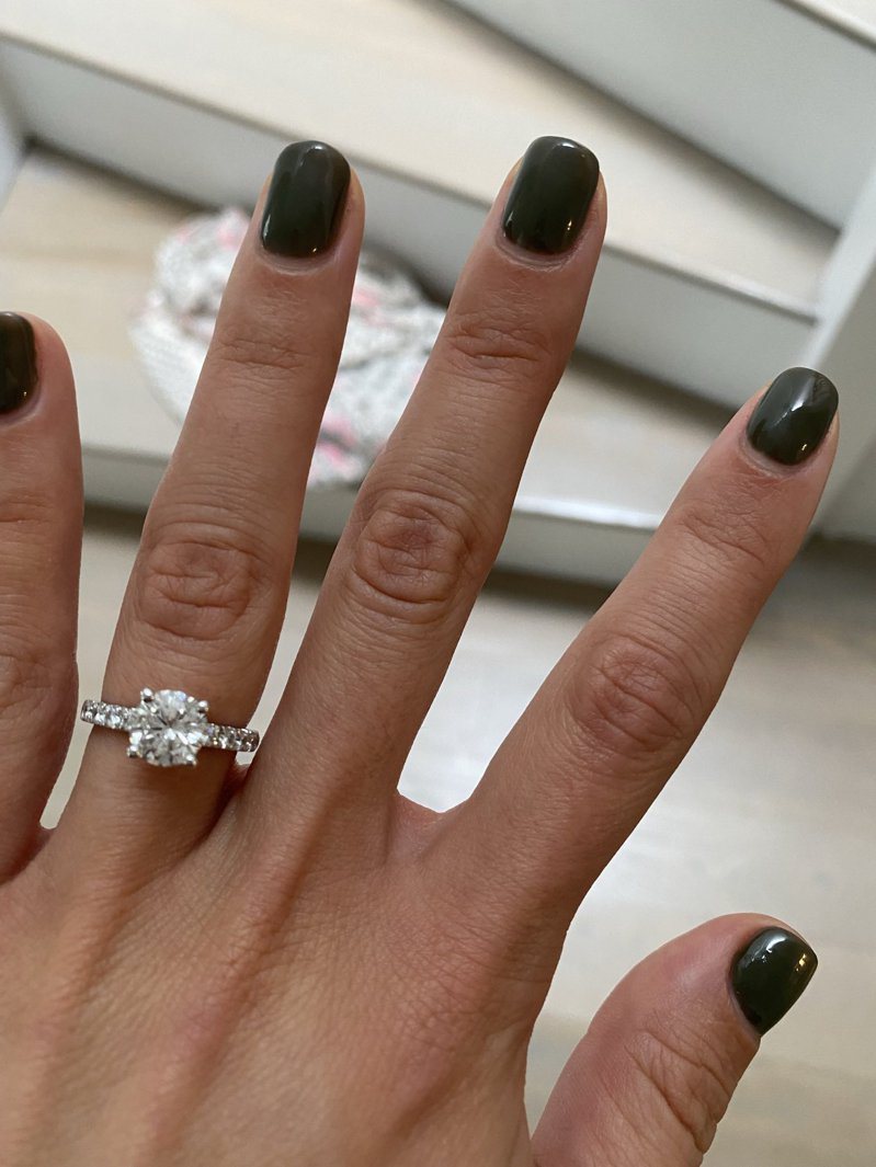 艾莉兒．溫頓瓊斯的鑽石婚戒在東京遺失，兩天後找回來。圖／取自推特@arielrwinton