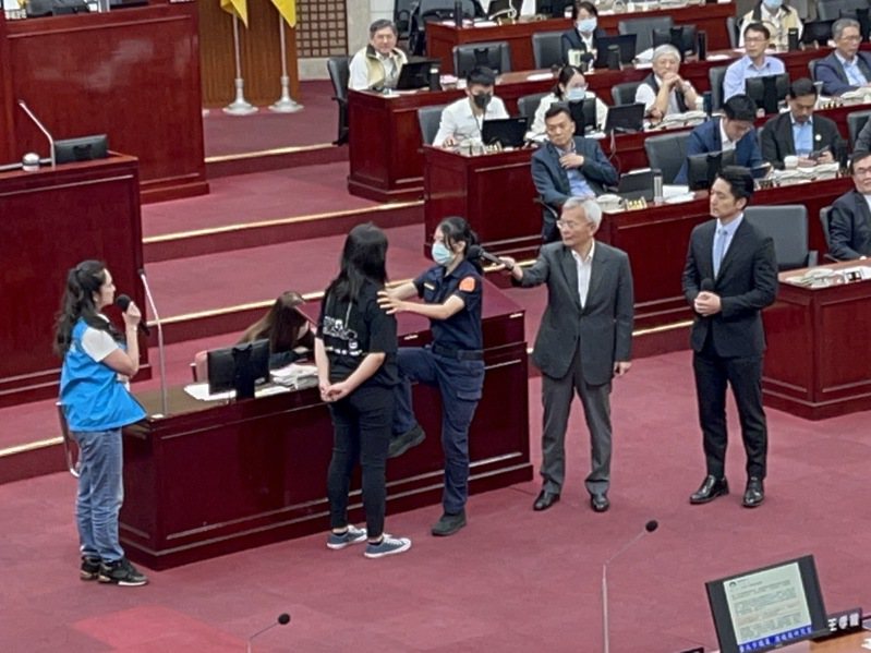 國民黨北市議員應曉薇今在議會總質詢，邀請台北市警局婦幼警察隊女警員現場示範，遇性騷如何反擊。記者林佳彣／攝影