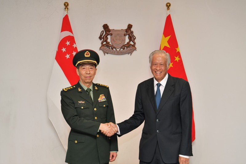大陸防長李尚福（左）1日與新加坡防長黃永宏（右）會晤，李尚福於會談中重申了對台立場。圖／取自新加坡國防部官網
