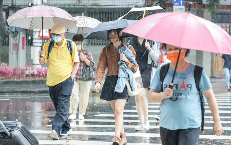 接下來一周各地午後都有雷陣雨機率，提醒民眾出門帶傘。本報資料照片