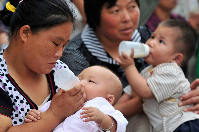 大陸官方積極扶持本土乳業發展，官方媒體更疾呼：「中國寶寶的奶瓶，要裝中國奶粉」。路透