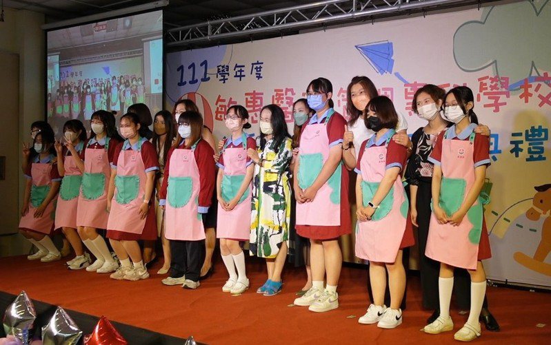 台南柳營的敏惠醫護管理專科學校今天舉行專四生授裙成年禮。記者莊曜聰／攝影