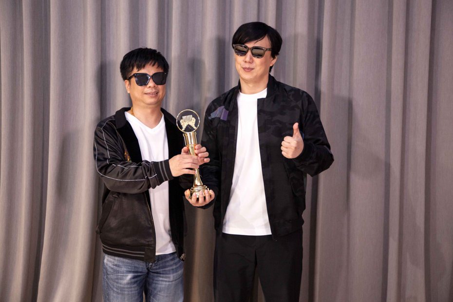 王俊傑（左）特地帶了去年獲獎的金曲獎座給蕭煌奇摸一下。圖／好莉嗨提供