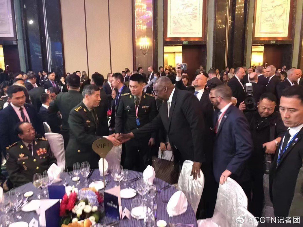 大陸防長李尚福（左2）在2日香格里拉對話晚宴上與美國防長奧斯丁（右3）握手寒暄。...