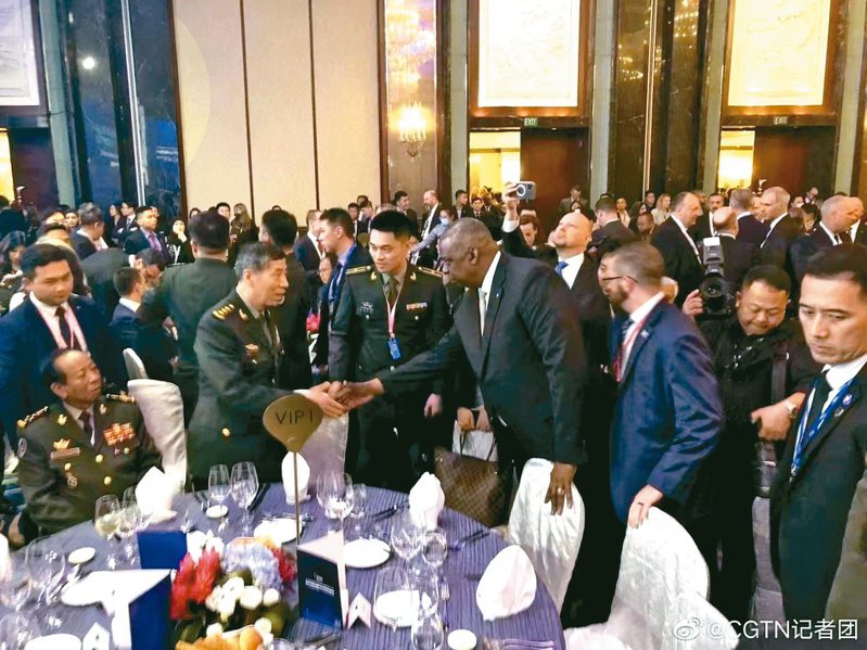 大陸防長李尚福（前排左二）在昨晚的香格里拉對話晚宴上與美國防長奧斯丁（前排右三）握手寒暄。圖／取自微博CGTN記者團