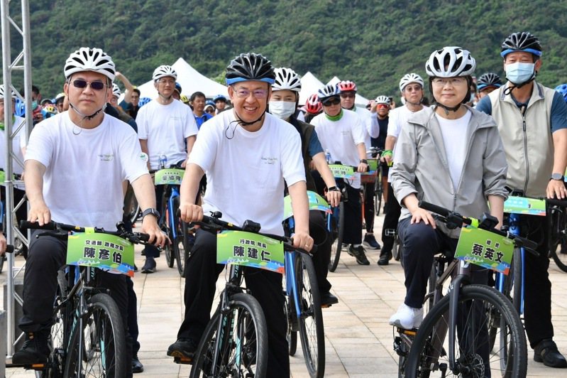 世界自行車日蔡英文總統、行政院長陳建仁在基隆巿外木山領騎，50路線環騎連成台灣島。圖／行政院提供。