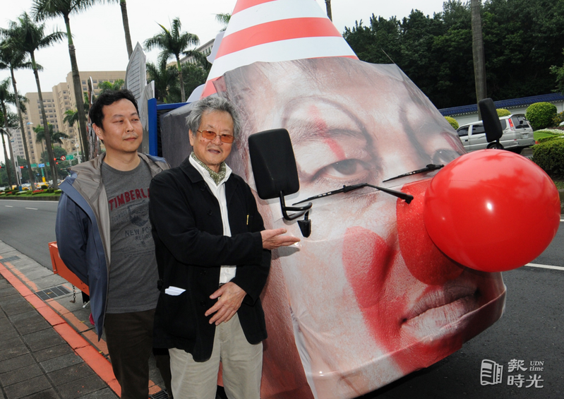 黃春明（右）與由他的兒子黃國珍（左）設計「兒子的大玩偶」藝術花車將在今天的書香大遊行中亮相。  圖／聯合報系資料照（2013/04/19　盧振昇攝影）