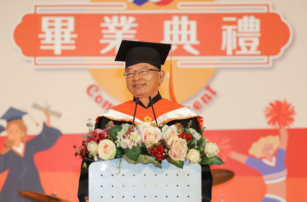 校長吳誠文祝福畢業生更上層樓，成為南臺科大的驕傲。 校方/提供