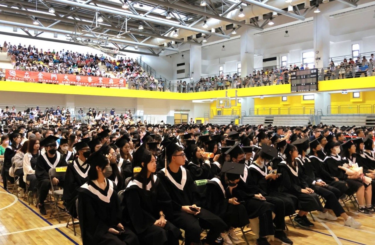 國立金門大學今天舉行111學年度畢業典禮，總計有923名學生畢業。 金大/提供。