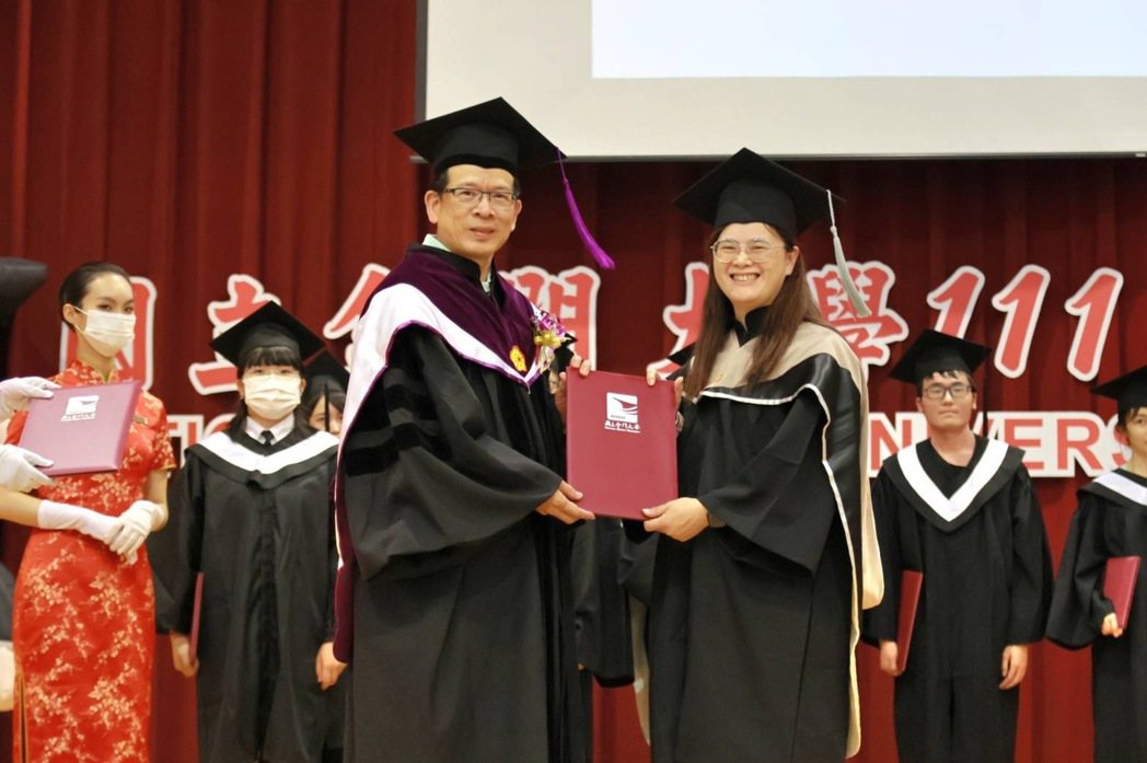 金大校長陳建民（前左）授證給畢業生代表。 金大/提供。
