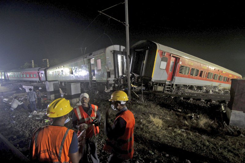印度東部奧里薩省（Odisha）發生3列火車相撞的重大交通事故，罹難人數持續攀升。美聯社