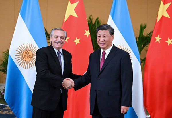 大陸與阿根廷2日簽署「一帶一路」合作規劃文件，持續推進兩國戰略對接。圖為先前阿根廷總統費南德斯（左）與大陸國家主席習近平（右）會面時的合影。圖／取自大陸外交部官網
