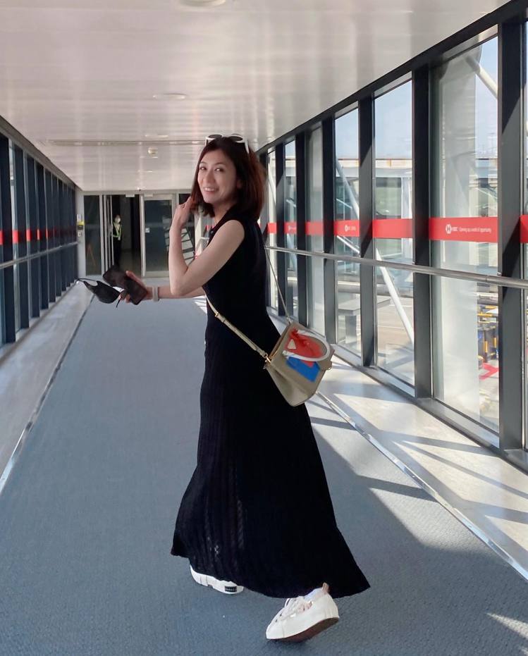 賈靜雯在IG曬出一組照片，展現登機前旅行的輕快心情。圖／ 翻攝自 ig @ al...