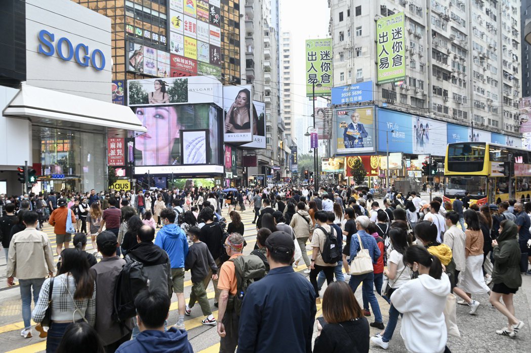據香港旅發局統計，今年到港旅客已突破千萬人次，恢復至疫前4成水準。圖為大批大陸旅...