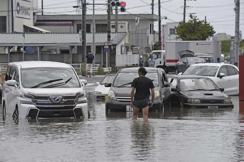 受到瑪娃颱風及梅雨鋒面影響，日本關東、關西地區都出現暴雨成災的情況。美聯社