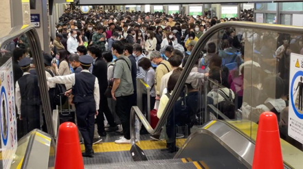 日本多地交通也遭到中斷，包含JR西日本、南海電鐵、關西JR、東海道新幹線都陸續出現停駛、延遲或減班的情況，導致多個車站擠滿等候人潮。截自推特影片