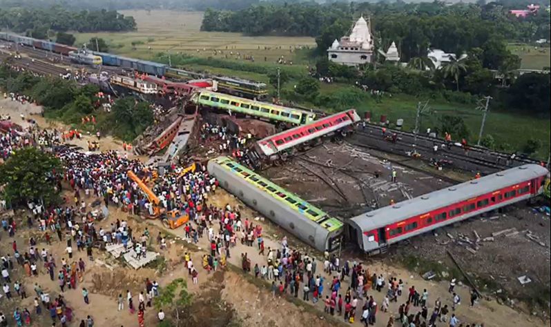 印度東部奧里薩邦（Odisha）2日發生三列火車相撞的重大交通意外。法新社
