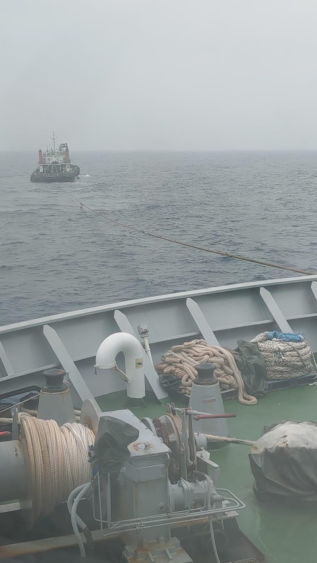 昨天一艘從基隆開往連江縣的台馬之星故障，導致389人在海上漂流，拖駁船前往救援。...