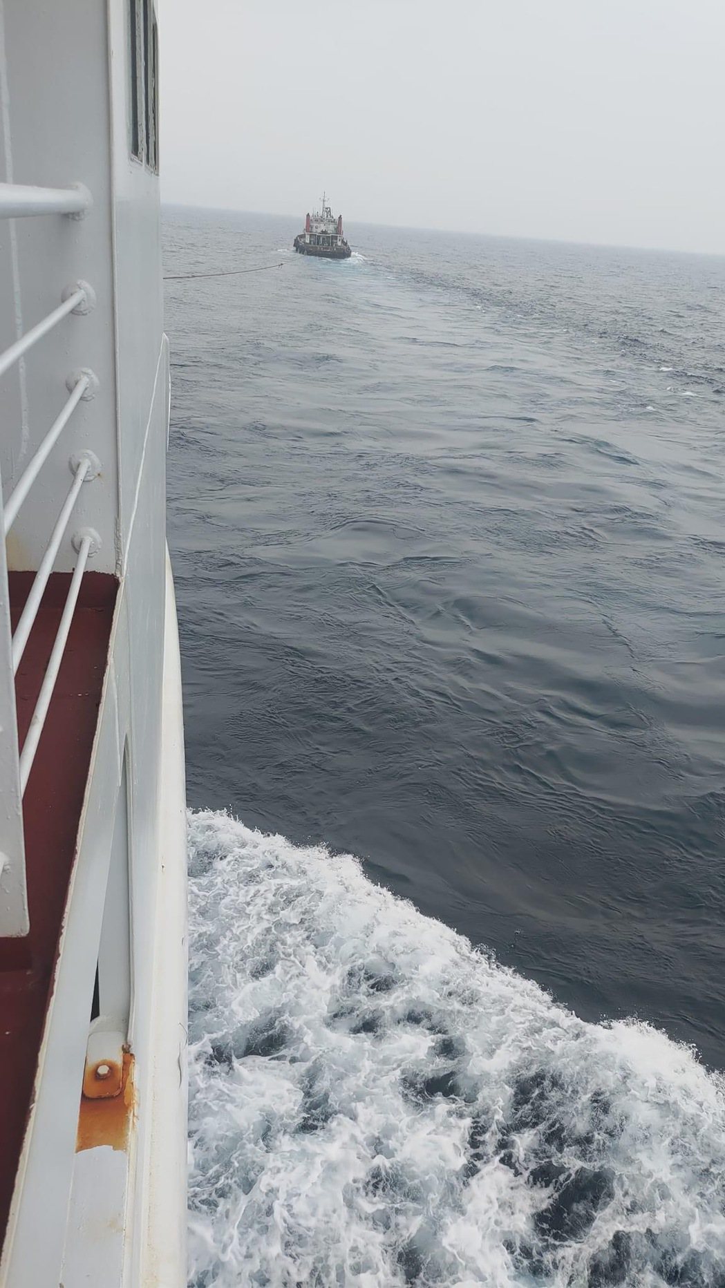 昨天一艘從基隆開往連江縣的台馬之星故障，導致389人在海上漂流，拖駁船前往救援。...