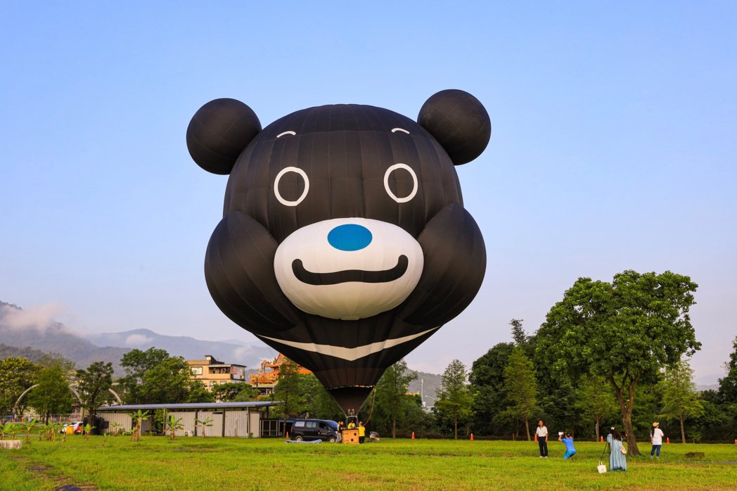 冬山鄉公所從台北邀請來「熊讚」造型熱氣球，下周則會有觀光局「oh熊組長」熱氣球。...