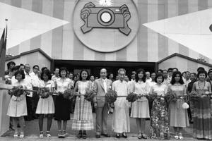 1976年6月4日，台北市第一屆攝影器材展覽會在台北市國際學舍揭幕，攝影大師郎靜山（右五）等人共同剪綵。圖／聯合報系資料照片
