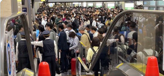 日本東海道新幹線東京和名古屋間的列車因大雨停駛22小時，終於在3日中午全線恢復通...
