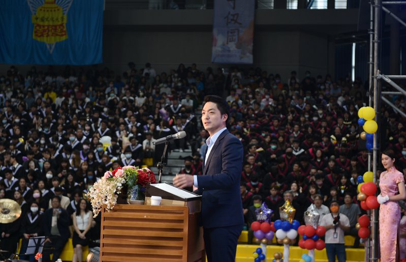 台北市長蔣萬安以親身經歷勉勵學生，挫折是必經之路，但不要忘記對生活、喜愛的事物永保熱忱。圖／文大提供