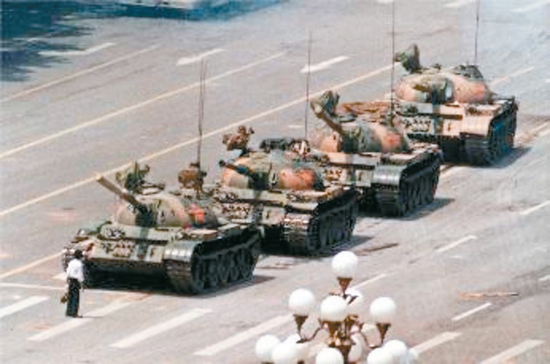 1989年6月5日，六四事件次日，在北京長安街上隻身阻擋解放軍坦克車隊前進的男子，姓名不詳。這照片成為近代歷史上最為著名的畫面之一。美聯社