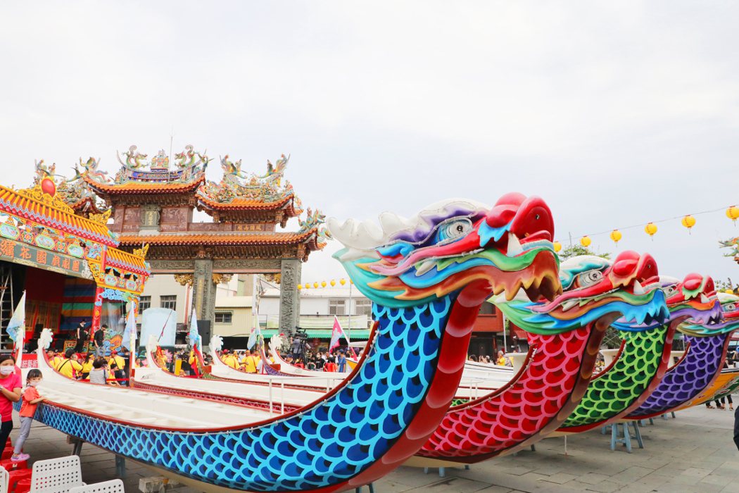 台南市長黃偉哲為競賽使用的大小龍舟進行點燈，祈求媽祖加持。圖／台南市政府提供