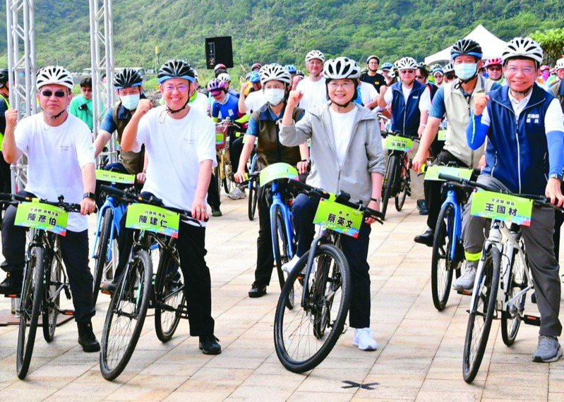蔡英文總統（前右二）、行政院長陳建仁（前左二）等人昨天到基隆外木山，出席「2023世界自行車日全台環騎活動」。圖／行政院提供