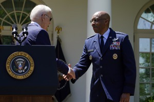 美國總統拜登（左）5月25日在白宮玫瑰園提名空軍參謀長布朗（右）為下屆參謀首長聯席會議主席後，與他握手致意。 美聯社