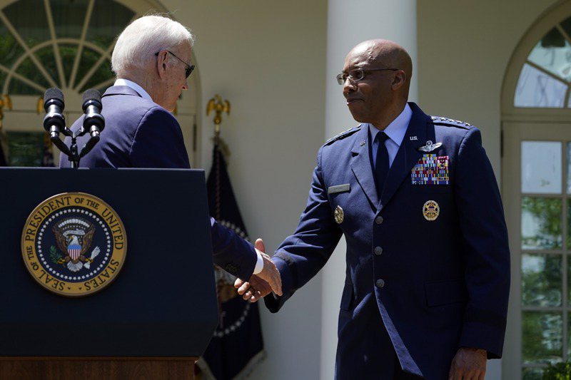 美國總統拜登（左）5月25日在白宮玫瑰園提名空軍參謀長布朗（右）為下屆參謀首長聯席會議主席後，與他握手致意。 美聯社