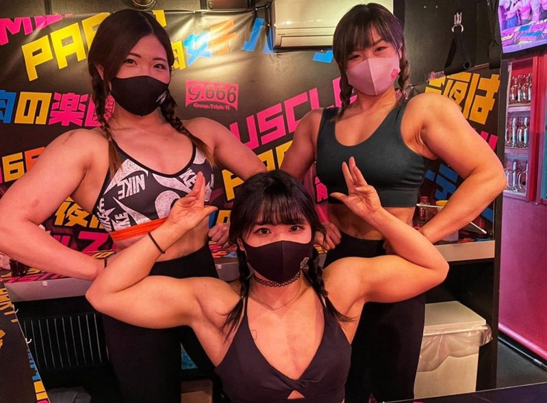 位於日本東京都豐島區池袋的「筋肉女子 マッスルガールズ」酒吧並不是走可愛路線。裏面的店員全部都是追求理想身材、熱愛肌肉的肌肉女孩。 圖擷自筋肉女子 マッスルガールズ