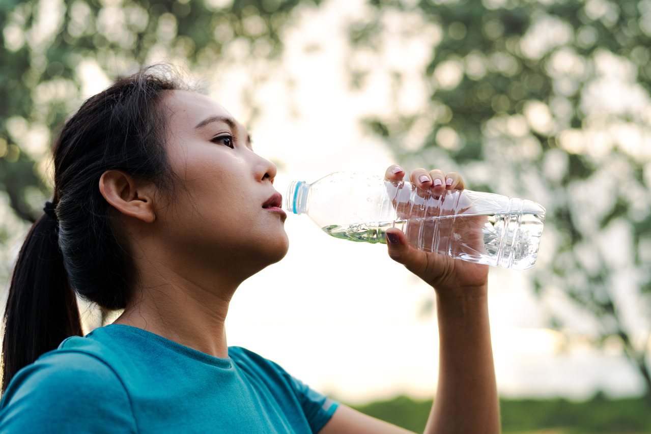 多人常常以「渴不渴」當作喝水標準，但「不渴」不代表「喝得夠」，到底我們一天應該要攝取多少水分呢？喝不夠又會發生什麼事呢？