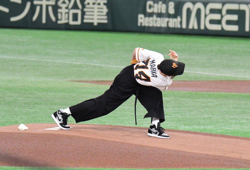 日本女演員松本真理香為巨人隊開球。 擷圖自推特