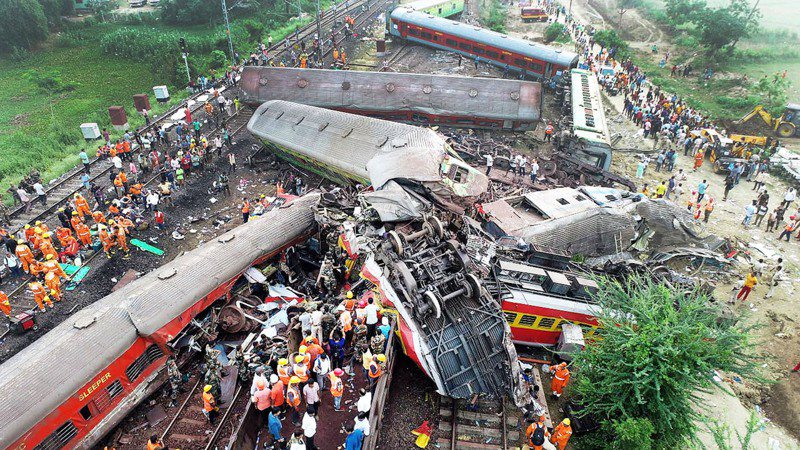 印度東部奧里薩邦巴拉索爾二日傍晚發生三列火車連環撞事故，造成至少二百九十人死、一千人受傷，是印度近廿多年來死傷最嚴重的鐵路事故，搜救隊員三日聚集在現場救援。（歐新社）
