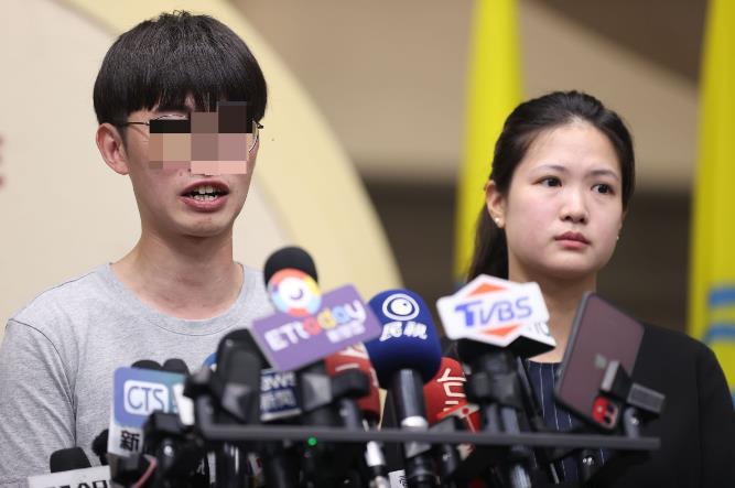 民運人士王丹遭人指控性騷擾，當事人在台北市議員林亮君陪同下舉行記者會。記者陳正興／攝影
