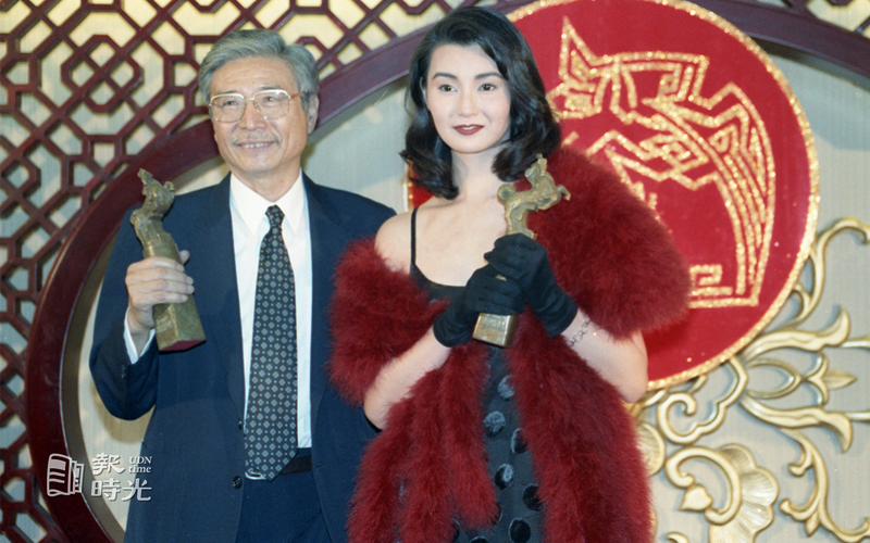 一九九一年第廿八屆金馬獎於七日頒獎，最佳男、女主角得主郎雄（左）與張曼玉（右）。圖／聯合報系資料照（1991/12/08 林俊良攝影）