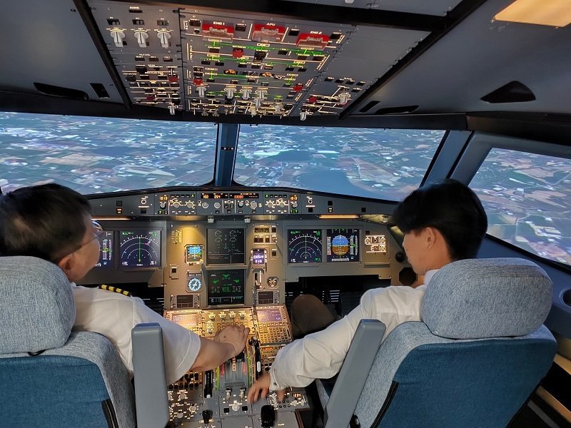 朝陽科大飛航系斥資千萬引進空中巴士A320模擬機，駕駛艙設備皆仿真機製作，讓學生...