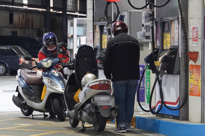 台灣中油宣布，自明（5）日凌晨零時起汽、柴油各調降0.4元及0.1元。聯合報系資料照