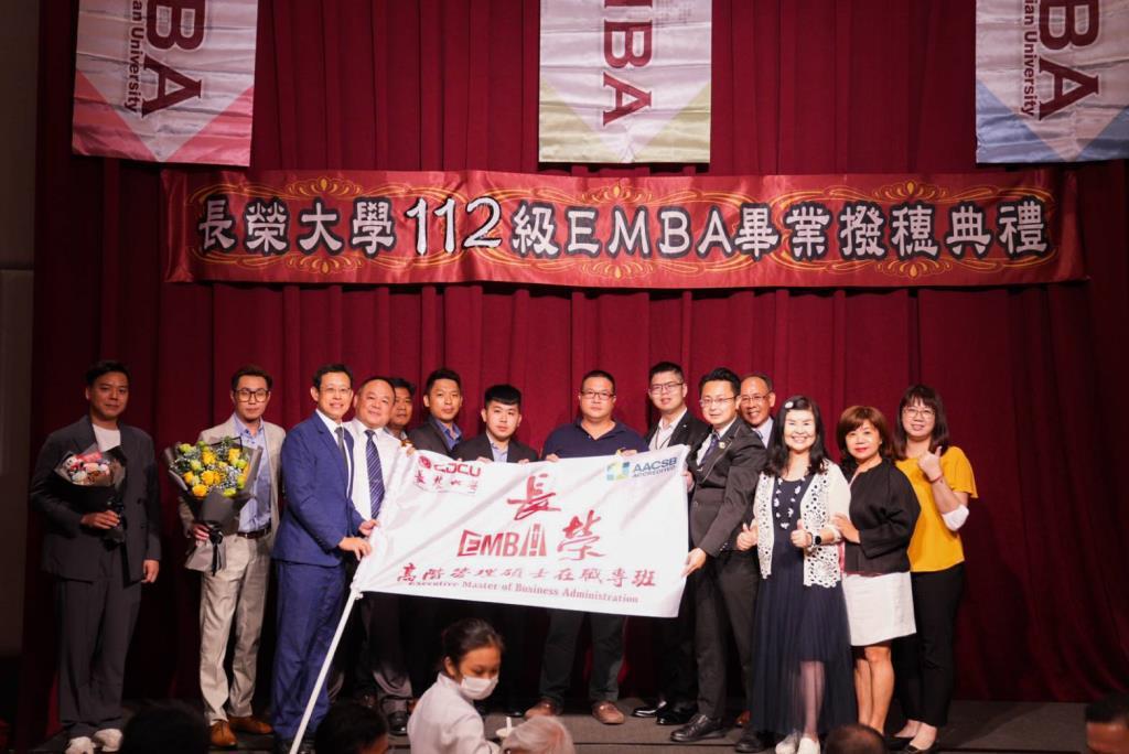 執行長翁耀臨傳承班旗給112級全體畢業生。 長榮大學EMBA/提供。