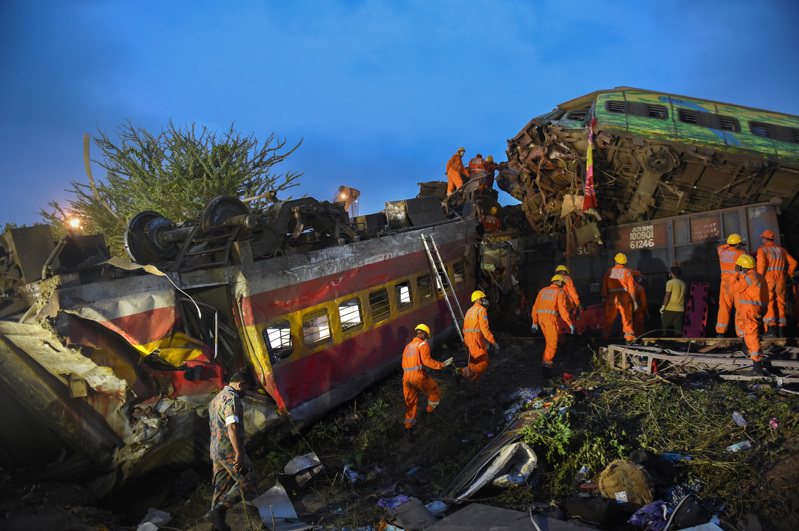印度東部2日發生3列火車相撞的重大交通意外，迄今至少有288人死於這場意外。 新華社