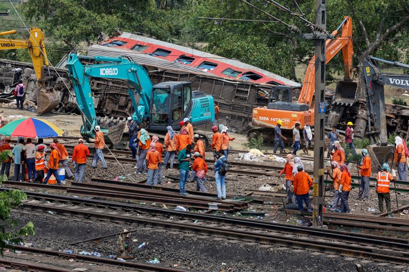 印度鐵路部部長衛士納今天表示，已經找到印度數十年來最嚴重火車相撞事故的肇因和責任人員，並將原因指向電子號誌聯鎖系統。發生事故後，重型機械將損壞的客車從火車碰撞現場的鐵軌上移走。路透