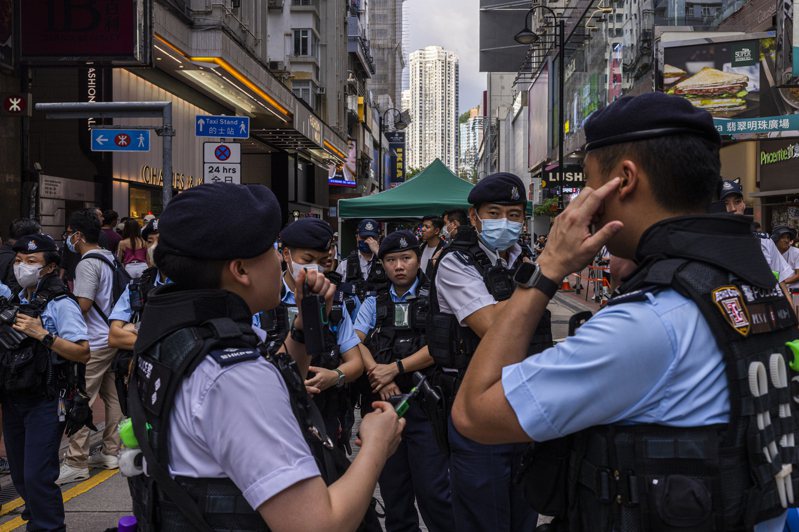 今天是六四天安門事件34週年，法新社記者目擊香港警方拘捕至少10人。圖為中國鎮壓香港天安門廣場34週年之際，警察在維多利亞公園附近巡邏。美聯社