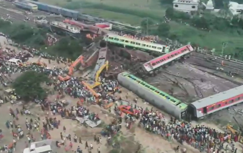 印度2日發生火車相撞意外，已造成近300人罹難。對此，印度總理莫迪4日表示，將成立調查委員會徹查該起意外。（推特截圖）