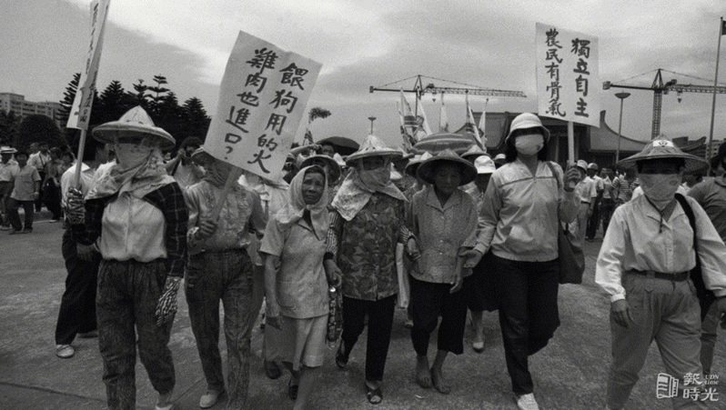 來自全省農民與老農婦為了他們的權益，首次踏上台北街頭抗議 。圖／聯合報系資料照（1988/05/20　許振輝攝影）